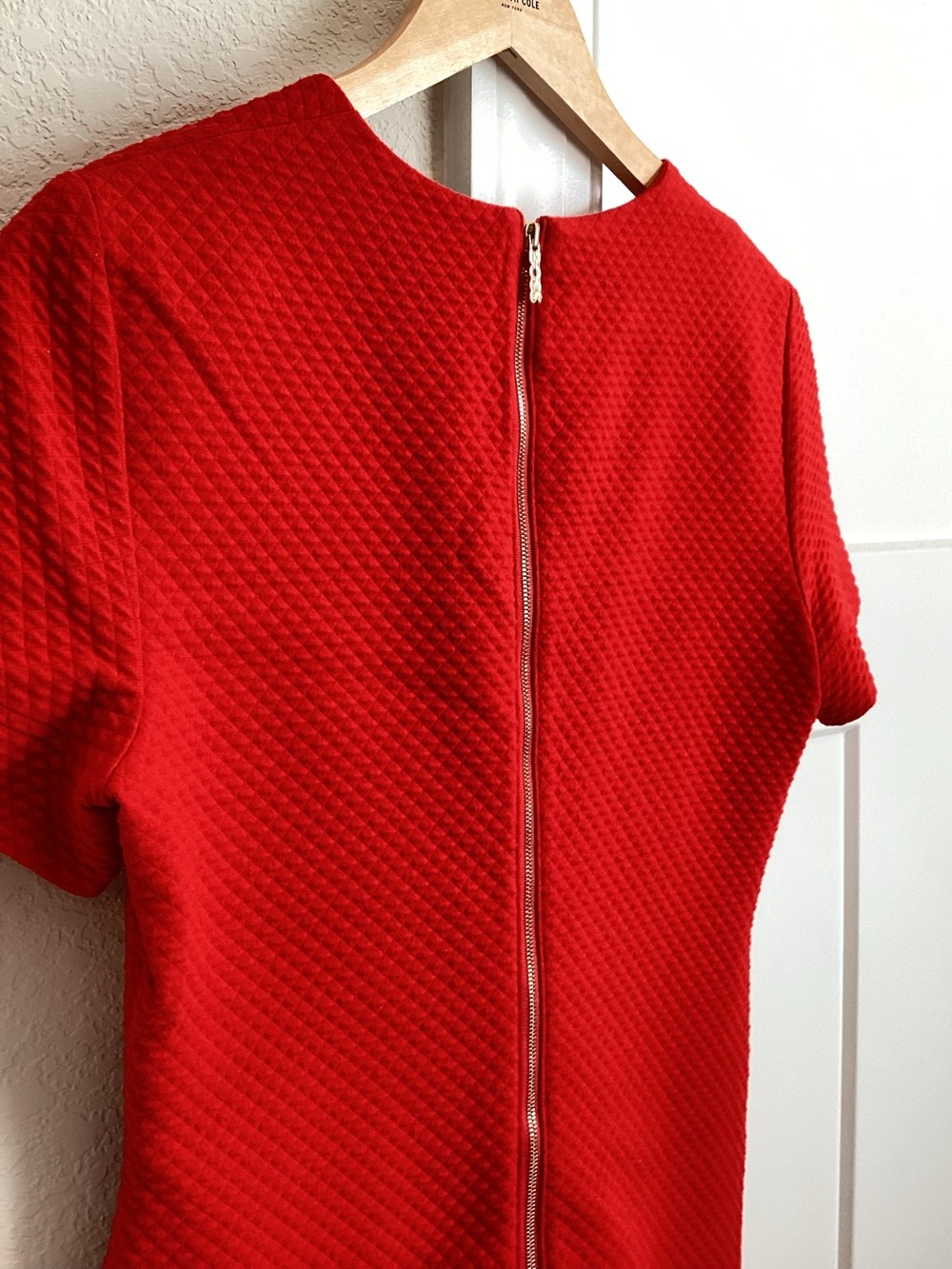 BOSS Zippered Midi Sheath Dress Textured Short Sleeve Red Gold Size 6 - Picture 8 of 14